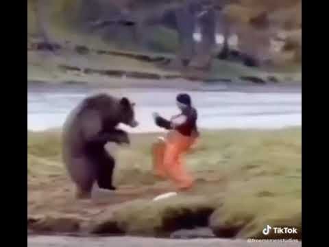 Человек дерётся с седведем