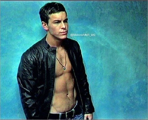 Марио Касас в кожаной куртке