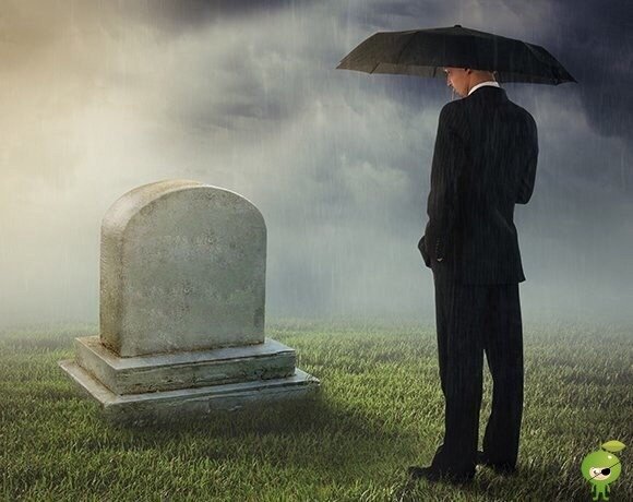 Чел рядом с могилой