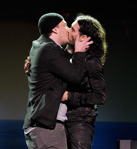 Два парня целуются