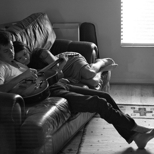 Парень и девушка на диване