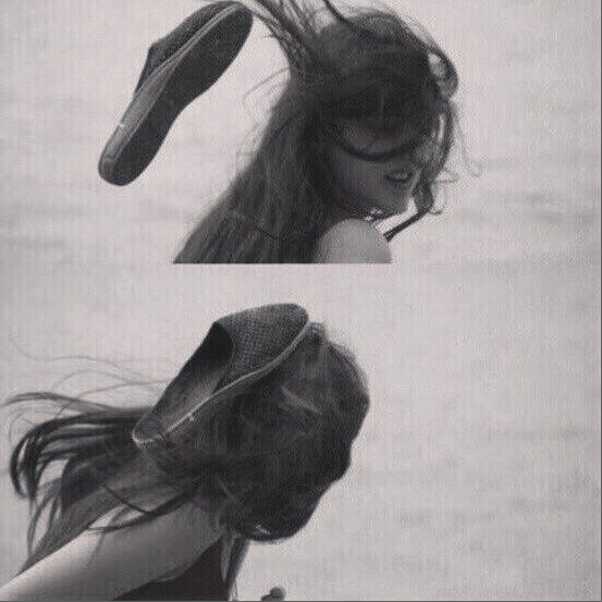 Девушка говорит ножами