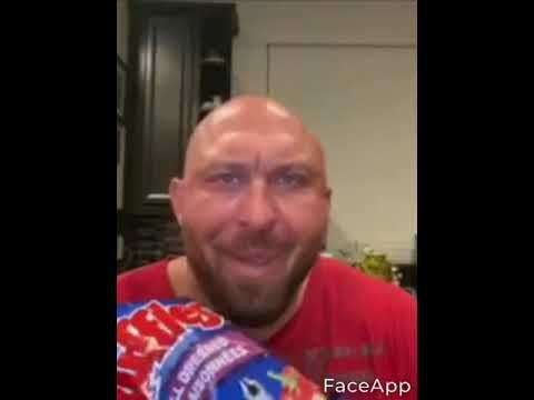 Лысый чувак ест чипсы