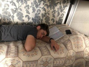 Парень спит Мем