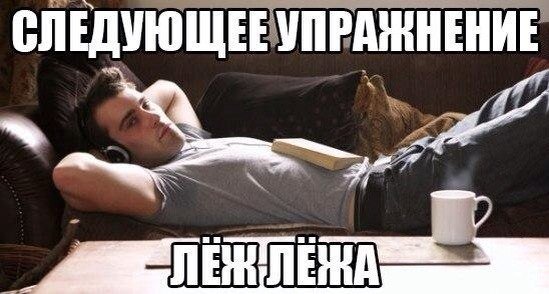 Парни сидят на диване и обсуждают