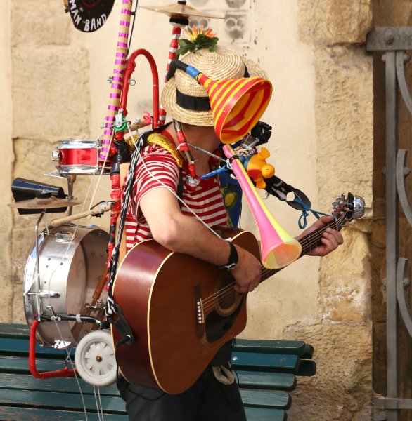 Уличный музыкант мультиинструменталист