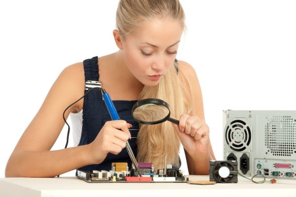 Баба с паяльником в руке