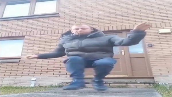 Чел танцует