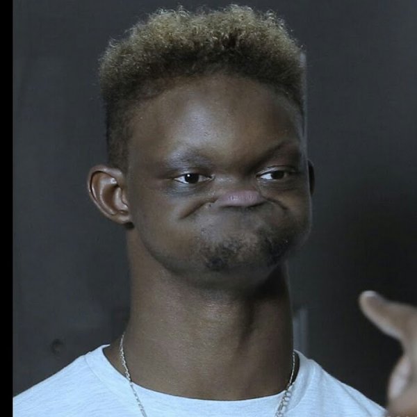 Чернокожий парень с челюстью