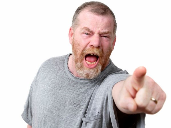 Мужчина кричит