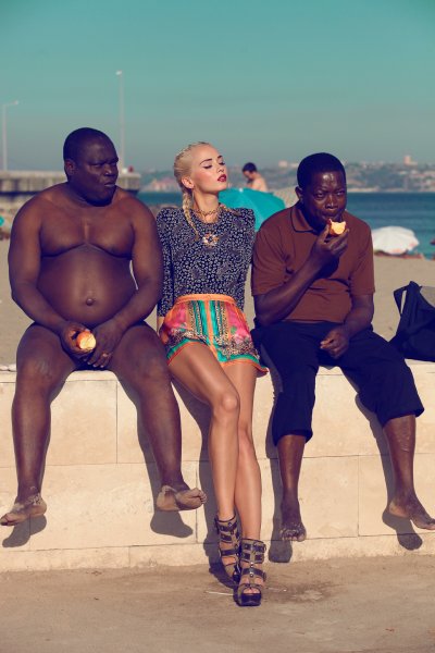 Белая девушка среди нигеров