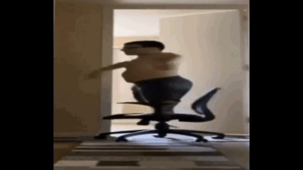 Мем крутится на стуле