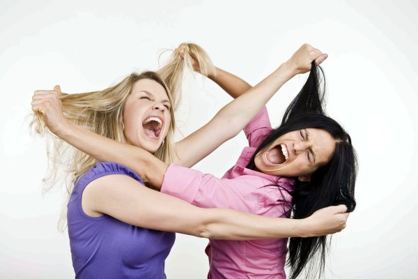 Две подруги дерутся