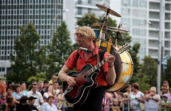 Человек оркестр музыкант