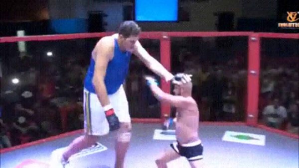 Высокий против низкого драка