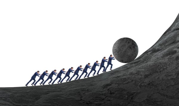 Толкает камень в гору