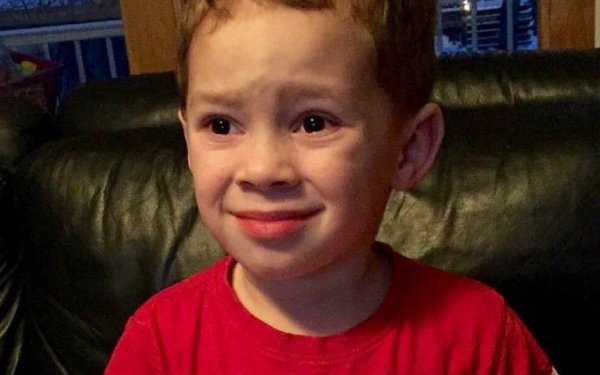 Мальчик улыбается