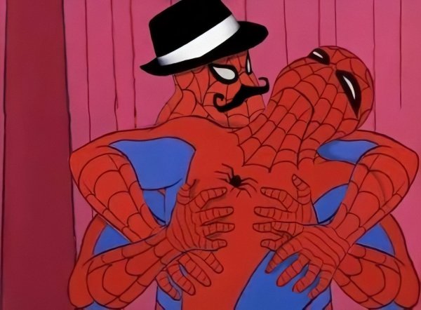 Два человека паука шлёпают