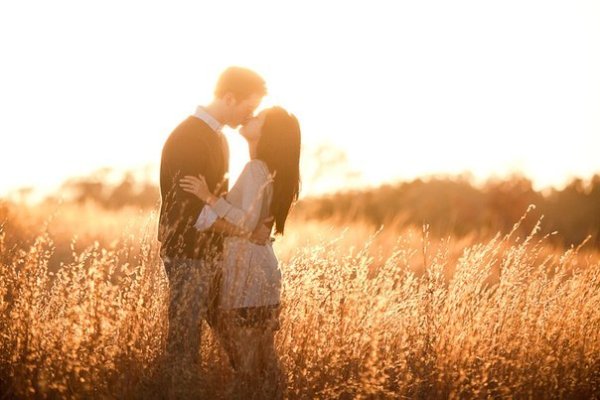 Объятия в поле