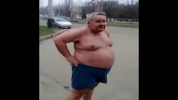 Жирный пьяный мужик упал