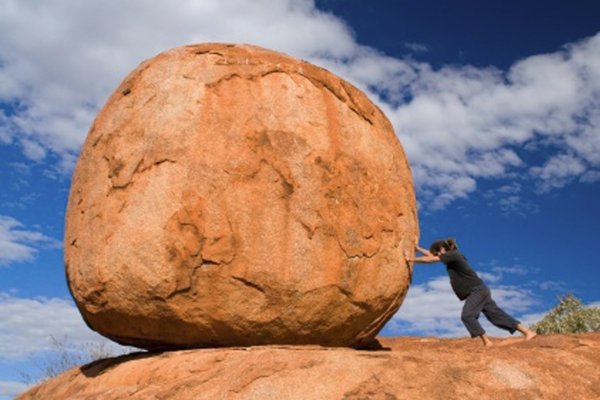 Человек катит камень в гору