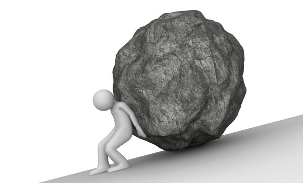 Человек катит камень в гору