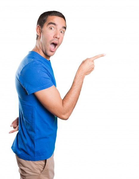 Парень указывает пальцем