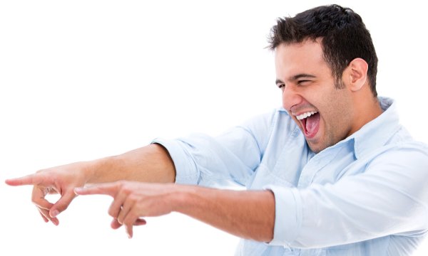 Мужчина смеется