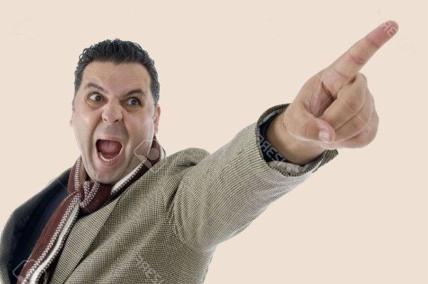 Человек показывает пальцем