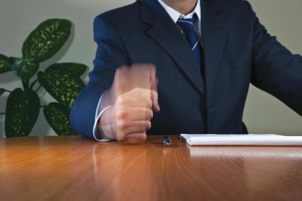 Человек бьет по столу