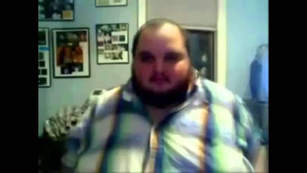 Толстый падает со стула