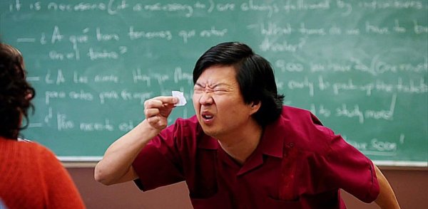 Джеки Чан щурится