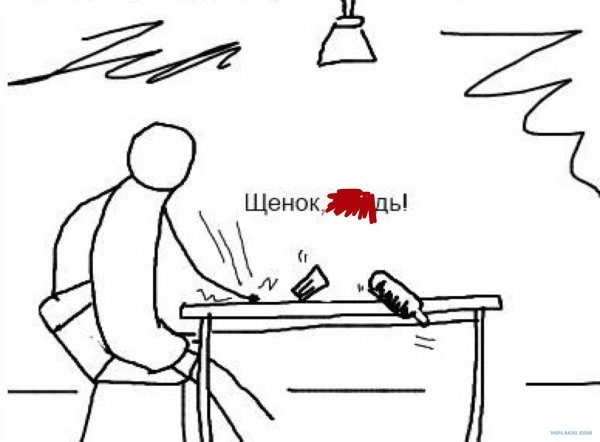 Человек переворачивает стол