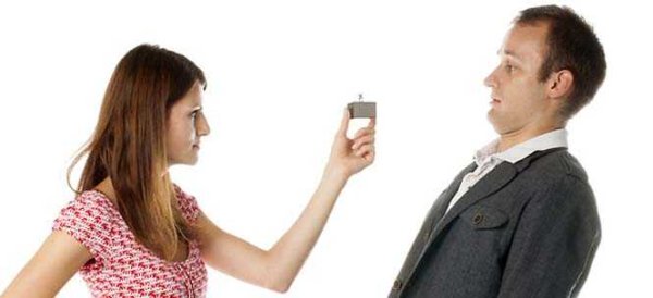 Женщина делает предложение Мем