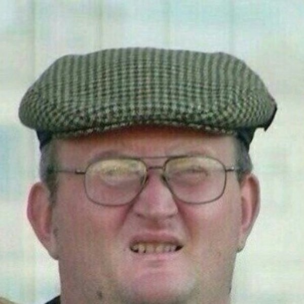 Толстый в кепке