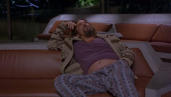 Мужик сидит на диване