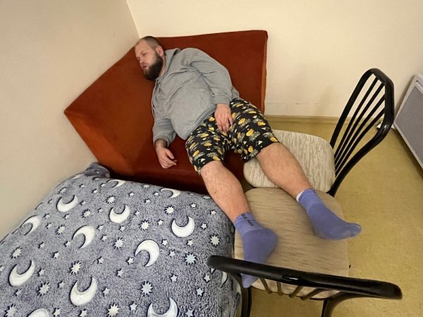 Мужик сидит на диване