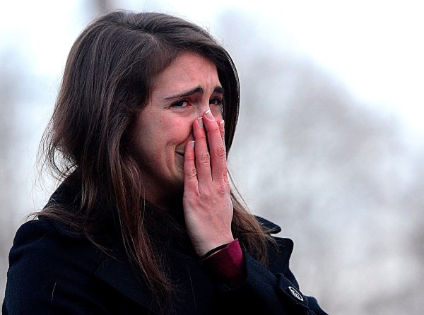 Девушка плачет