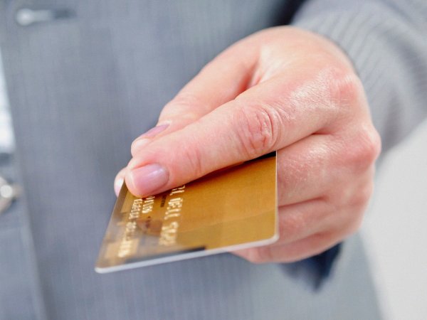Банковская карточка в руке