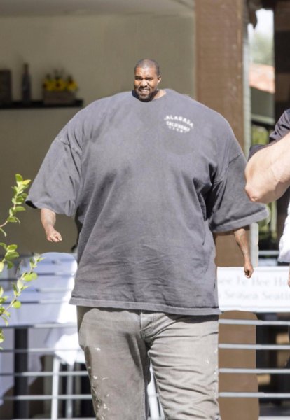 Огромный чел с маленькой головой