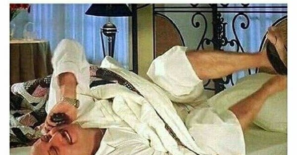 Мужик в халате на кровати