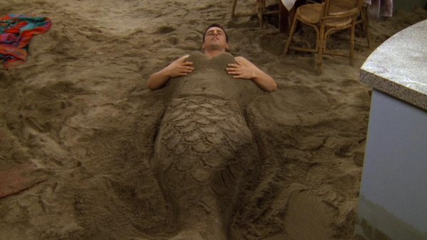 Джо Триббиани в песке