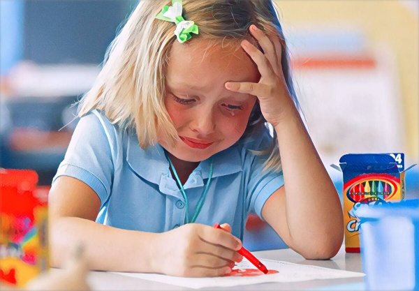 Девочка пишет и плачет