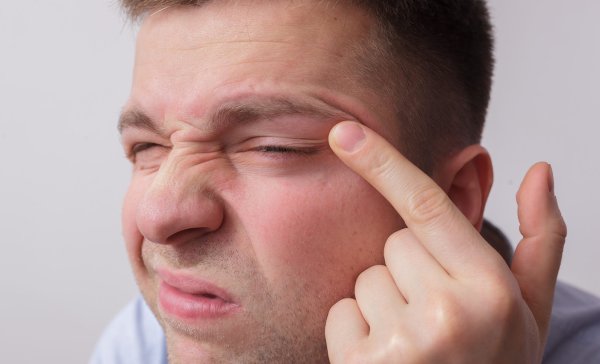 Мужчина с прищуренными глазами