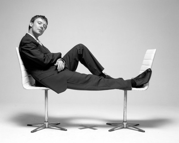 Человек на стуле