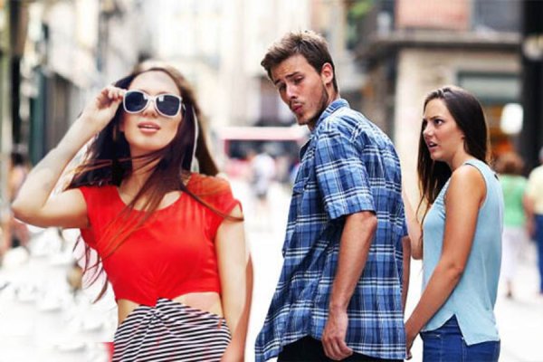 Девушка оборачивается