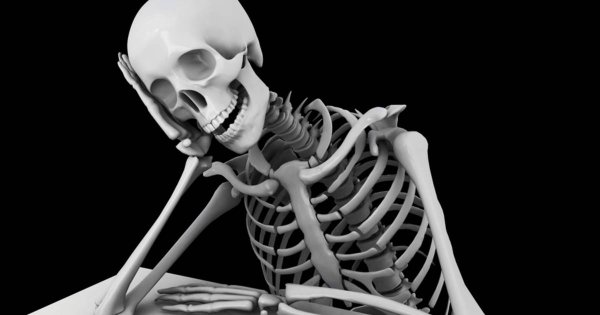 Скелет сидит