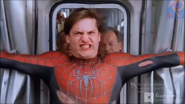 Человек паук держит поезд