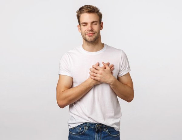 Мужик на белой футболкеgyu