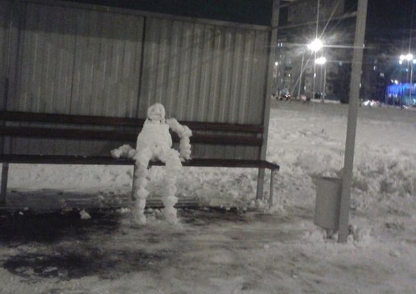 Люди мерзнут на остановке